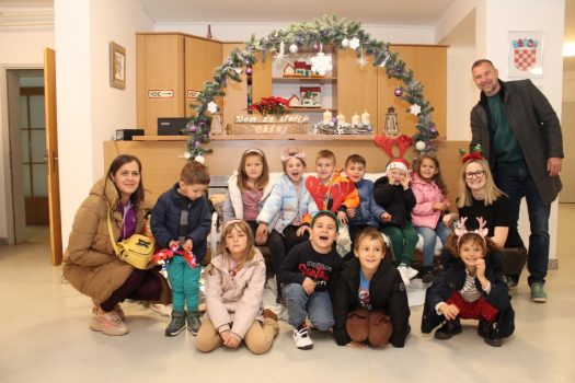 Najmlađi donose radost navještenja Božića